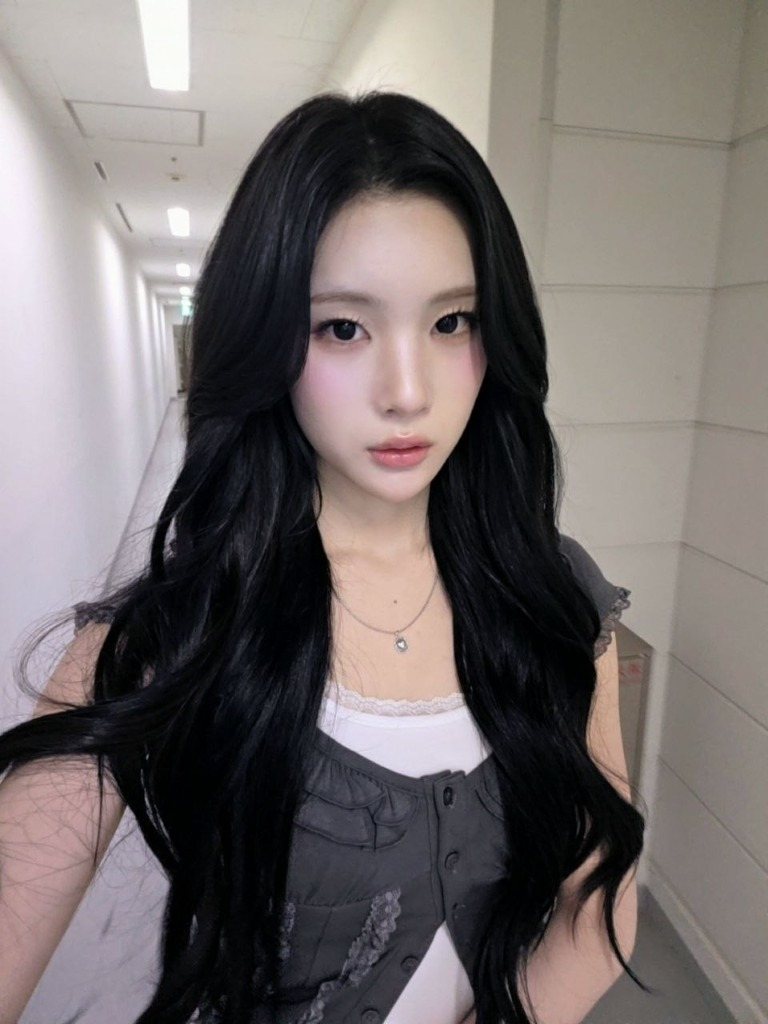 lorely dengan rambut hitam panjang bergelombang